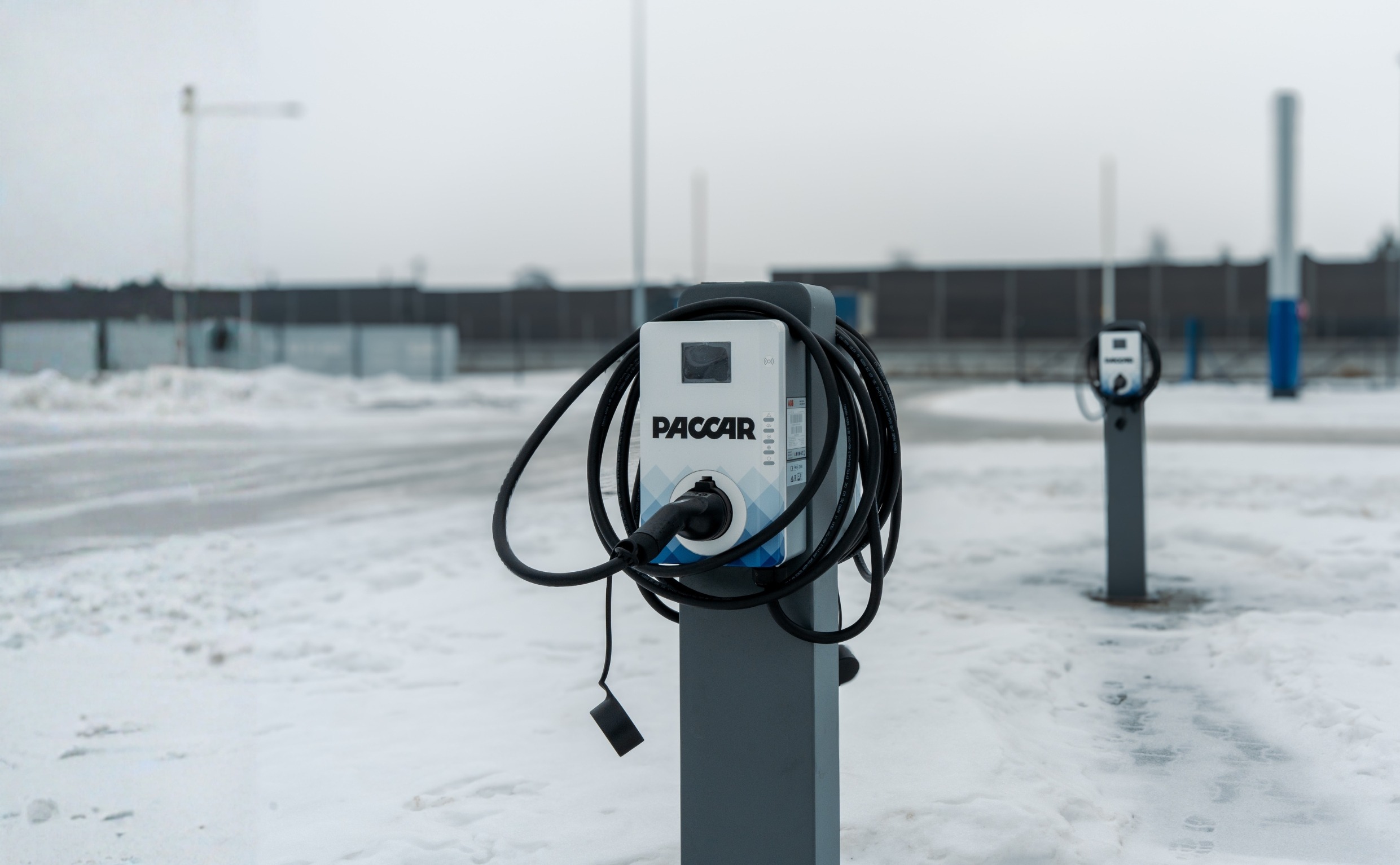 Stacje ładowania pojazdów elektrycznych dla firm – od czego zacząć planowanie?